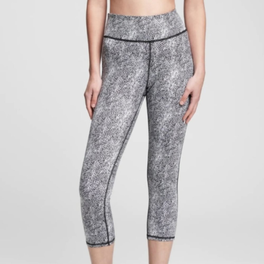 Gap Fit Black White Compression Workout Capri Leggings